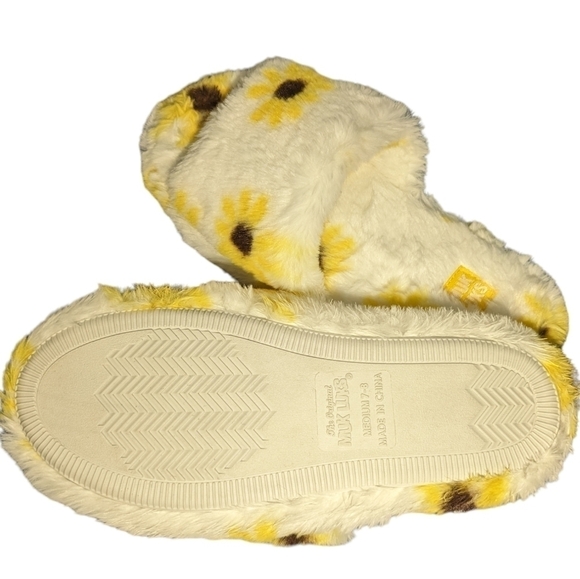 MUK Luks Luxury Fuzzy Sunflower Slippers Medium 7-8 Soft Furry Comfy Loungewear - Picture 4 of 7